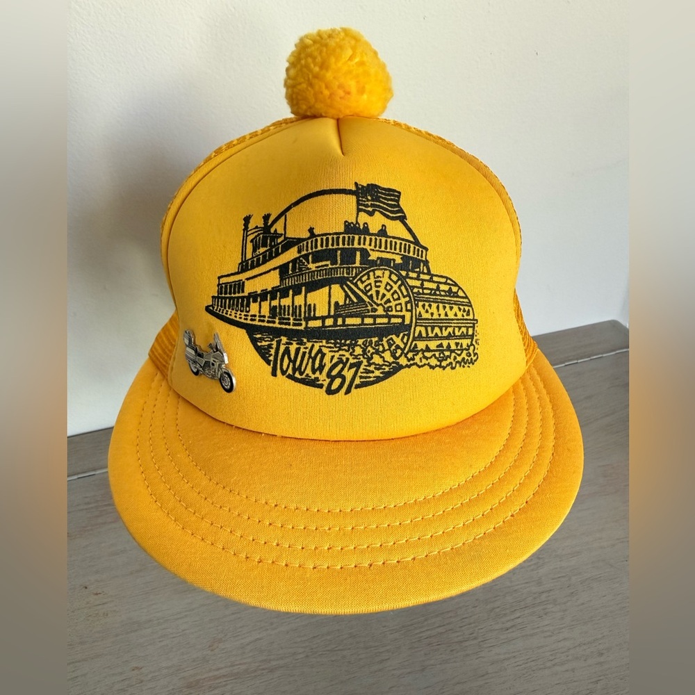 Vintage San Sun Iowa ‘87 SnapBack Yellow Foam Mesh Trucker Cap Riverboat Hat